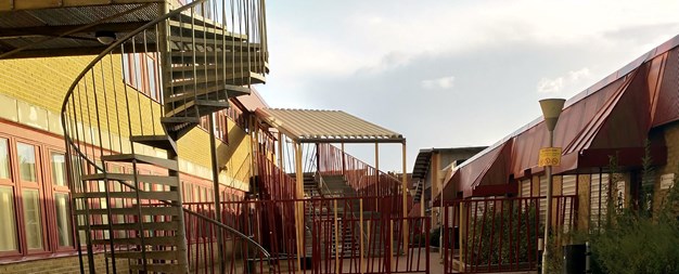 Fotografi på en innegård i ett bostadsområde